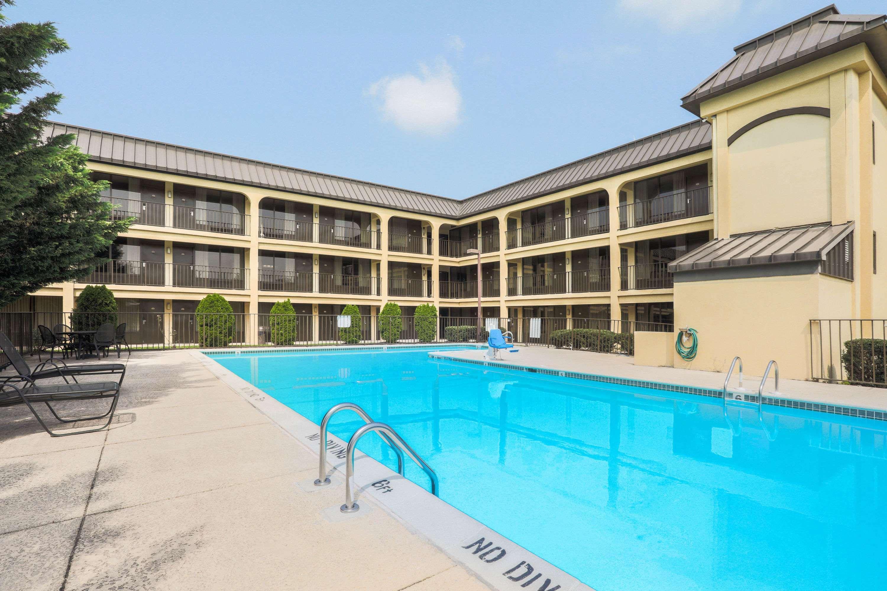 Days Inn By Wyndham Newark Wilmington Exterior foto